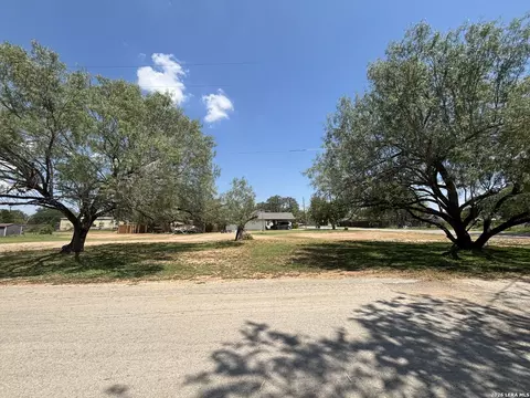 704 Curtis, Devine, TX 78016