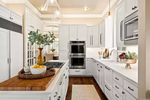 2 Chatsworth Way, San Antonio, TX 78209