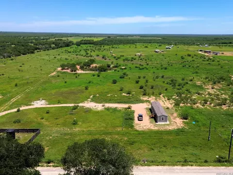 6061 County Road 2000, Pearsall, TX 78061