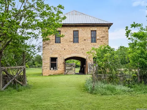 426 Ranch Road 962 E, Round Mountain, TX 78663