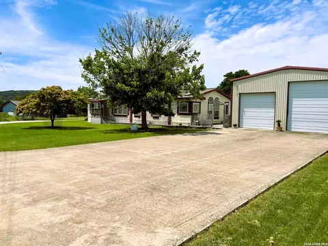 460 Faurie Rd, Lakehills, TX 78063