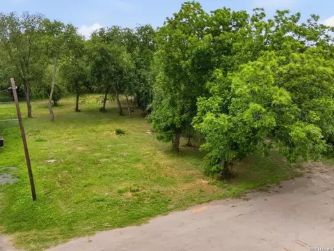 407 E Daniel St, Uvalde, TX 78801