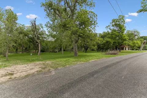 346 Deer Slayer Dr, Seguin, TX 78155