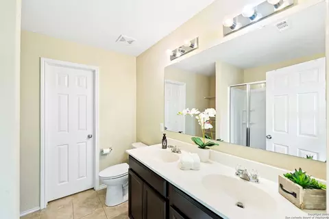Bath - 9779 Harbor Mist Ln, Converse, TX 78109 photo 2 of 5