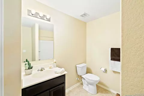 Bath - 9779 Harbor Mist Ln, Converse, TX 78109 photo 4 of 5