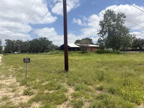 615 Rossville Rd, Devine, TX 78016 photo 5