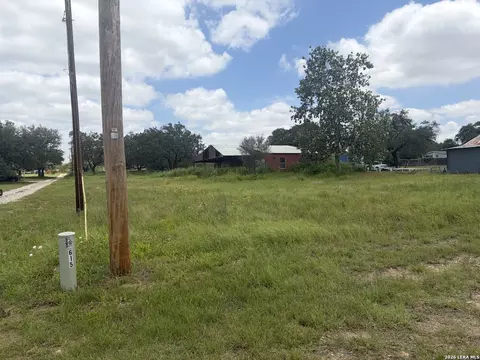 615 Rossville Rd, Devine, TX 78016