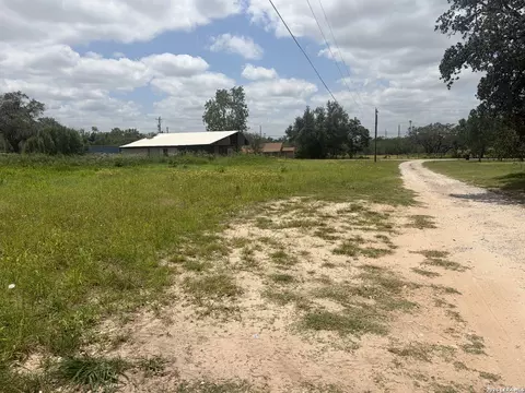 615 Rossville Rd, Devine, TX 78016 photo 4