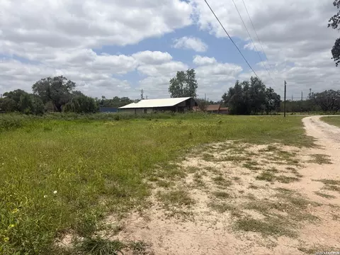 615 Rossville Rd, Devine, TX 78016 photo 2