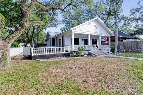 206 E Cleveland St, Beeville, TX 78102