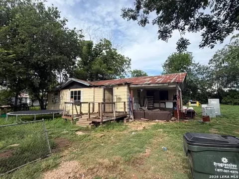 1326 Aldama St, Seguin, TX 78155