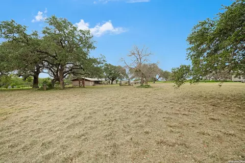 Exterior - 1081 County Road 773, Devine, TX 78016 photo 4 of 6