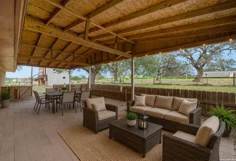 Exterior - 1081 County Road 773, Devine, TX 78016 photo 3 of 6