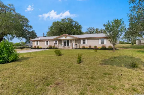 1081 County Road 773, Devine, TX 78016