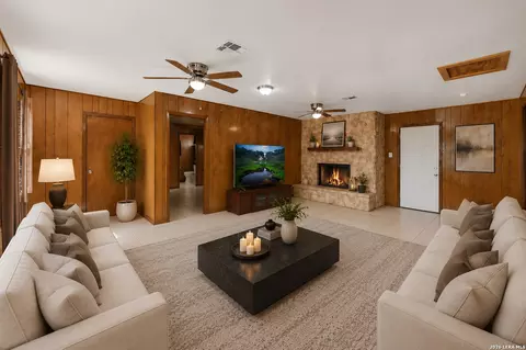 Living - 1081 County Road 773, Devine, TX 78016 photo 2 of 3