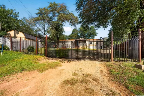 4203 Cotton Oaks Dr, Elmendorf, TX 78112