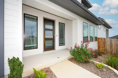 972 Nolte Bnd, Seguin, TX 78155