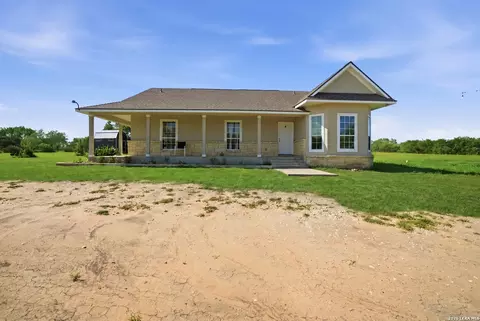 95 Molly Dr, Lytle, TX 78052