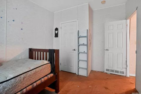975 County Road 6753, Devine, TX 78016 photo 15