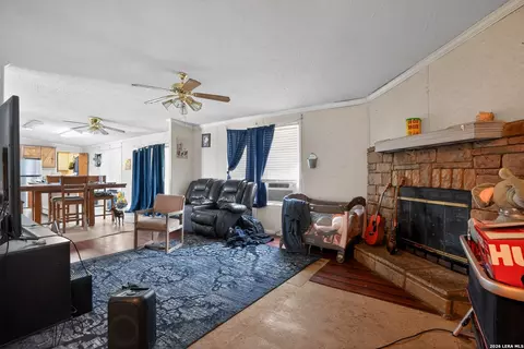 975 County Road 6753, Devine, TX 78016 photo 6