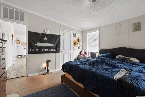 975 County Road 6753, Devine, TX 78016 photo 32