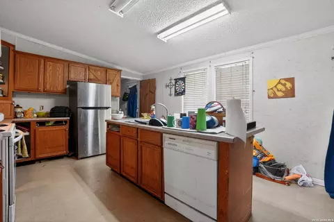 975 County Road 6753, Devine, TX 78016 photo 11