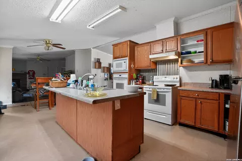 975 County Road 6753, Devine, TX 78016 photo 13