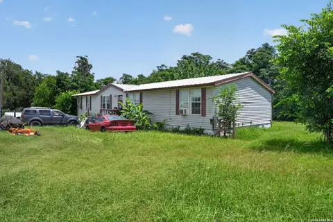 975 County Road 6753, Devine, TX 78016