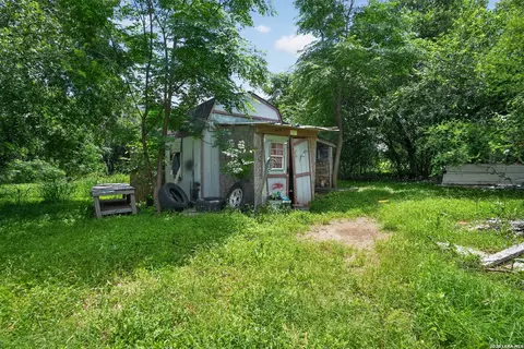 975 County Road 6753, Devine, TX 78016 photo 27