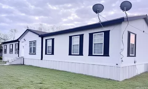 202 S 10th St, Christine, TX 78012