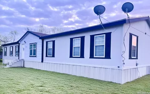 202 S 10th St, Christine, TX 78012