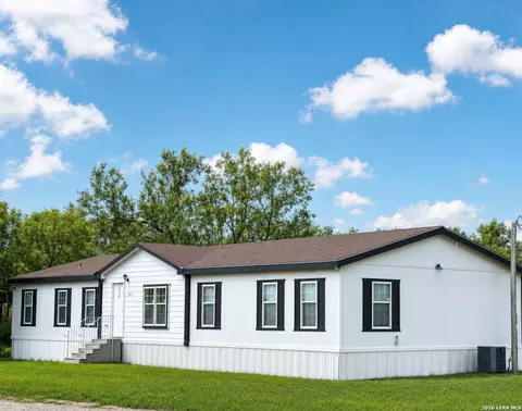 202 S 10th St, Christine, TX 78012
