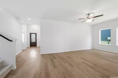 Entry Way - 6660 Cibolo Spgs, Converse, TX 78109 photo 3 of 7