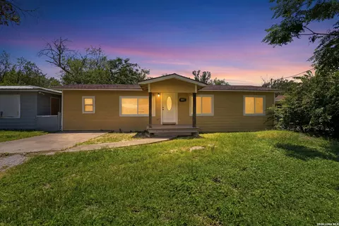 937 Anderson St, Seguin, TX 78155