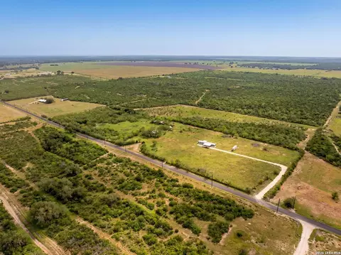 2759 County Road 467, Devine, TX 78016