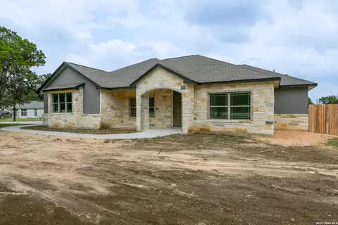 490 N Star Dr, Bandera, TX 78003
