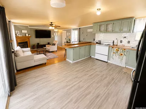 701 Lakeshore Ln, Bandera, TX 78003