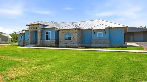 731 County Road 356, Adkins, TX 78101