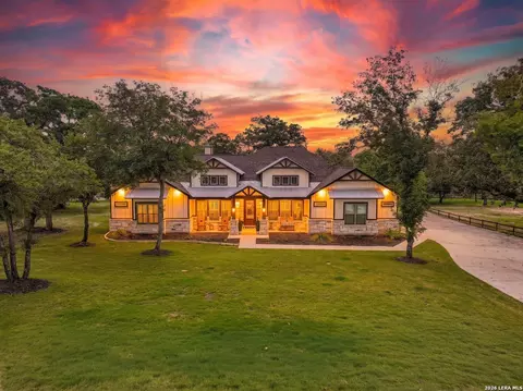 153 Crescent Rdg, Adkins, TX 78101