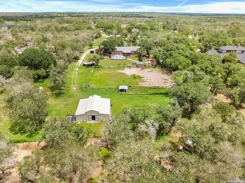 1882 Deer Trl, Floresville, TX 78114