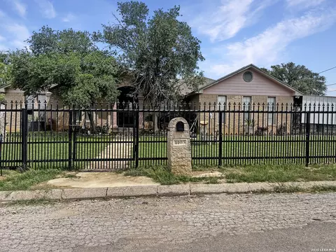 1103 Hidalgo St, Crystal City, TX 78839