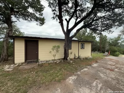 184 Paradise Ln, Lakehills, TX 78063