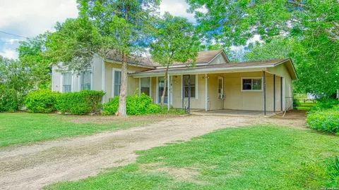 1107 Trail St, Floresville, TX 78114