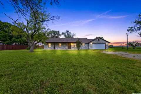 5745 Fm 471 N, Rio Medina, TX 78066