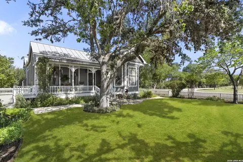 112 N River Bend Rd, Comfort, TX 78013