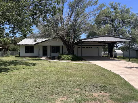 506 Magnolia, Jourdanton, TX 78026