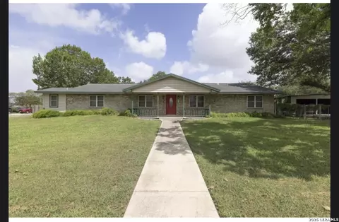 601 Poplar St, Jourdanton, TX 78026