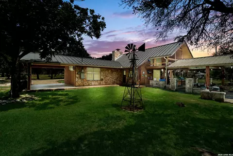 142 Hi Line Dr W, Ingram, TX 78025