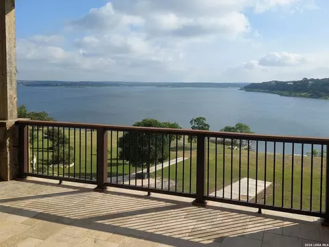550 Oak Shores Dr, Canyon Lake, TX 78133