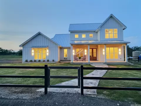 1230 Old Pearsall Rd, Jourdanton, TX 78026